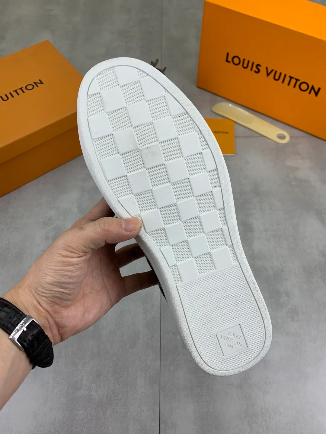 Men's men's shoes P440💰【Real price】Yangli🆘 💭💭New model launched【LOUlS VUlTTON】Louis Vuitton's new low-top men's shoes, high quality, support inspection! This style comes from Italy, very energetic and creative, giving people a comfortable and atmospheric visual impact❗Synchronization, the upper is made of silk calfskin with the original LV, imported soft sheepskin lining🐑Purely hand-stitched; LV original rubber outsole 4️⃣colors available Code number: 38~44